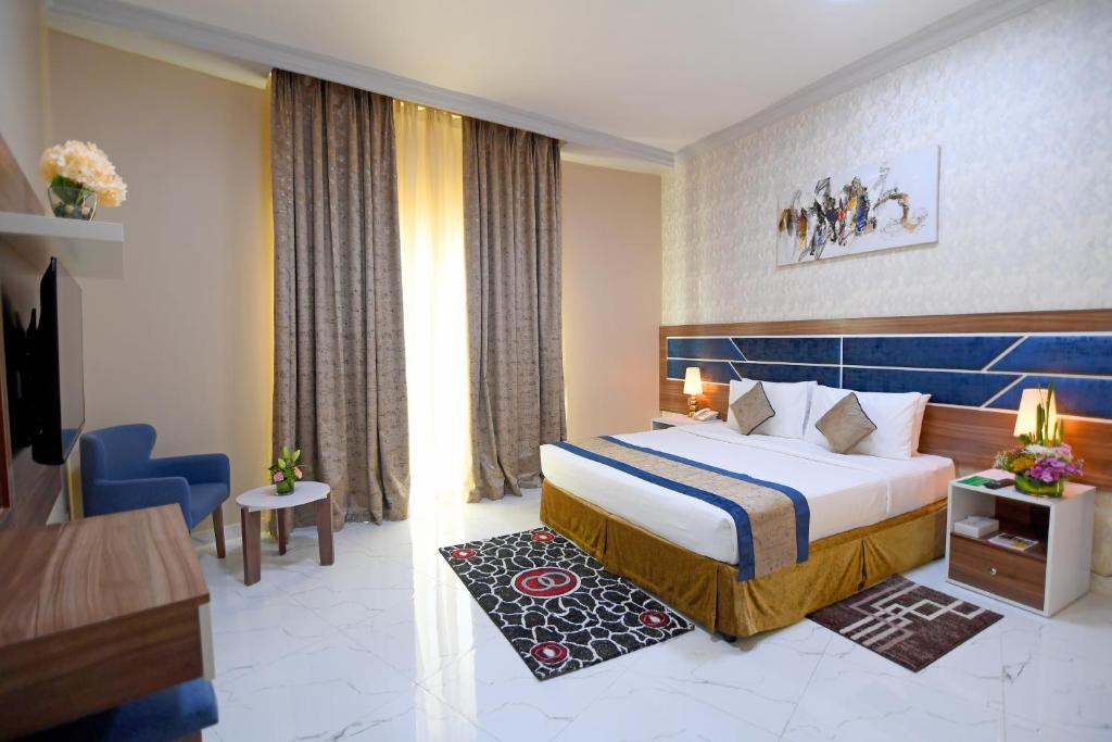 迪拜迪拜酋长星级公寓酒店的一间酒店客房,一间设有一张床和一张书桌