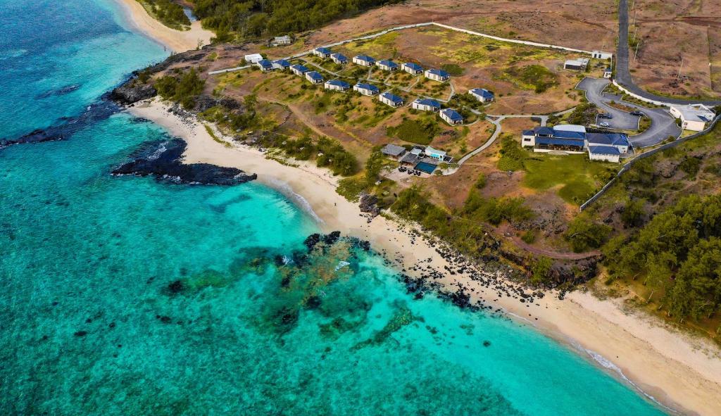 Rodrigues IslandConstance Tekoma的享有海滩的空中景致,设有房屋和海洋
