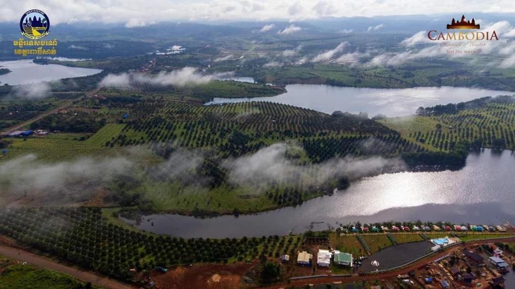 Véal VêngKravanh Camping Cardamom Mountain的树木和云的湖泊的空中景观