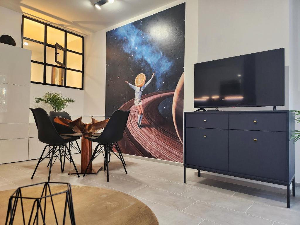 布达佩斯B130 "Cosmic Harbor" Apartment的客厅配有电视和墙上的绘画