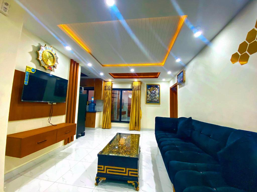 拉合尔Luxury Apartment in Bahria Town, Lahore的客厅配有蓝色的沙发和电视