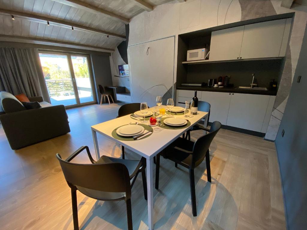 奥斯塔Sui Generis - Aosta Urban Apartments的用餐室以及带桌椅的起居室。