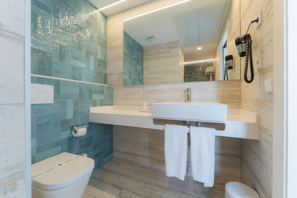 圣安东尼奥奥罗索尔酒店的一间带水槽和卫生间的浴室