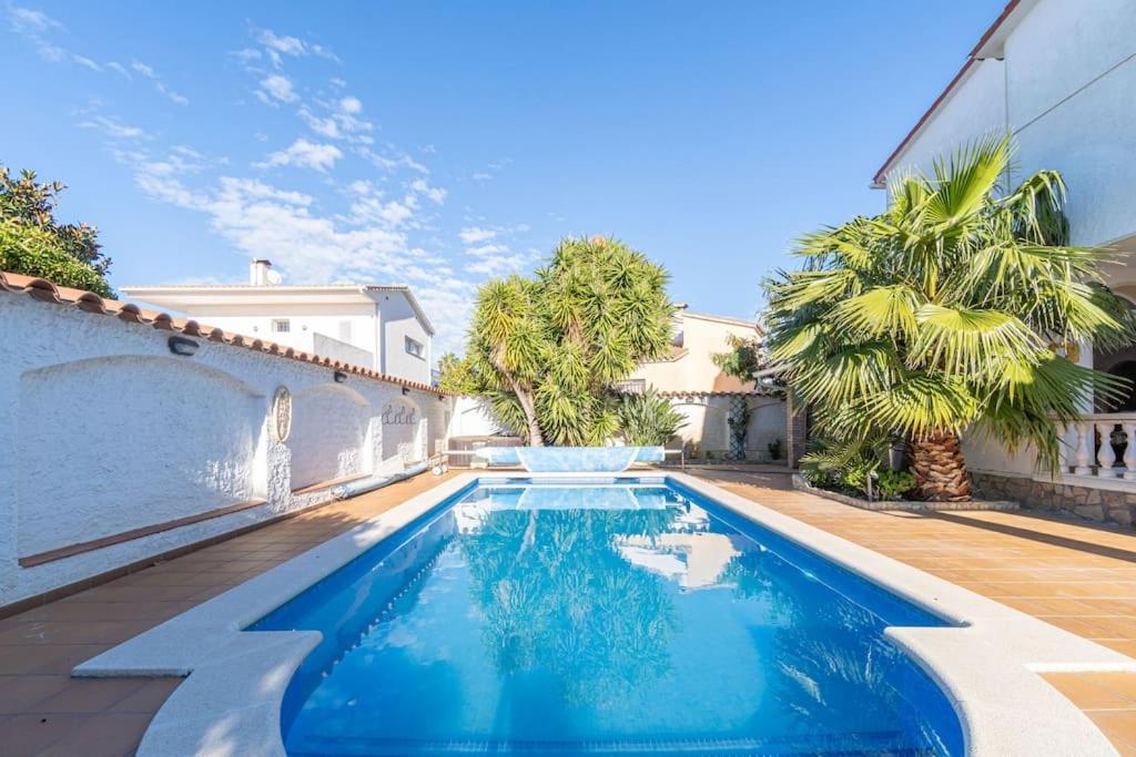艾姆布里亚布拉瓦SM21-Luxury house in the beach的一座房子后院的游泳池
