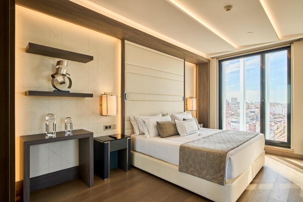 马德里VP Plaza España Design的一间卧室设有一张床和一个大窗户