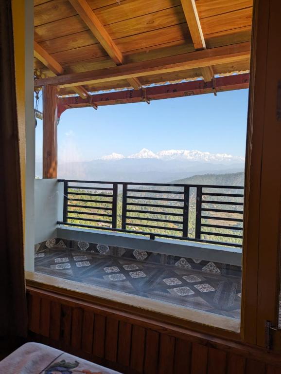考萨尼Apna Ghar, Namasvi villa, c/o Anand singh bisht的从客房的窗户可欣赏到山景