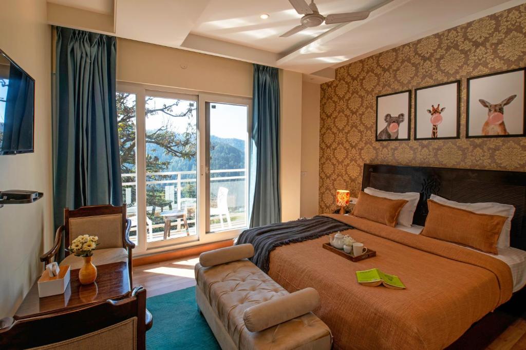 西姆拉PerfectStayz Shimla的一间卧室配有一张大床和一张沙发