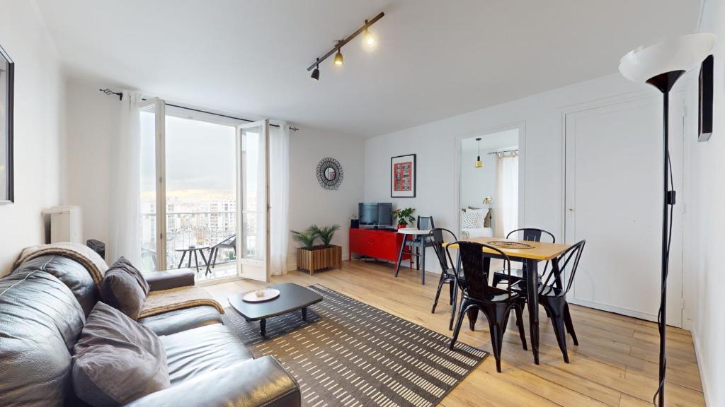 维勒班Appartement PLEIN-CIEL的客厅配有沙发和桌子