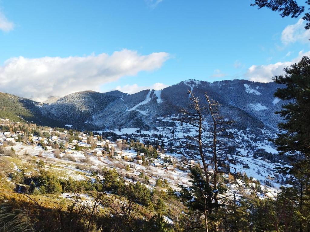 瓦尔代布洛尔Chalet de la Cianario的享有雪覆盖的山谷和山脉的景色