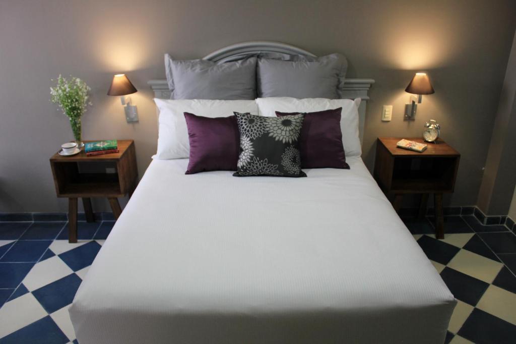 恩特雷庭院精品酒店客房内的一张或多张床位