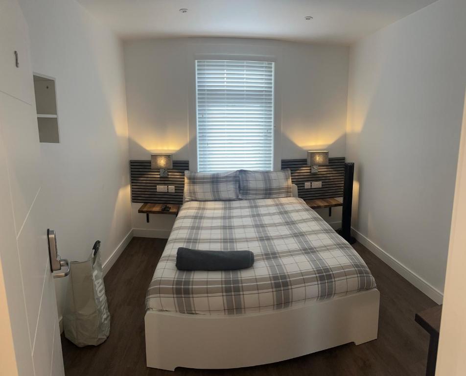 福尔柯克Woodburn, Falkirk的一间卧室配有一张带铺着平底毯的床