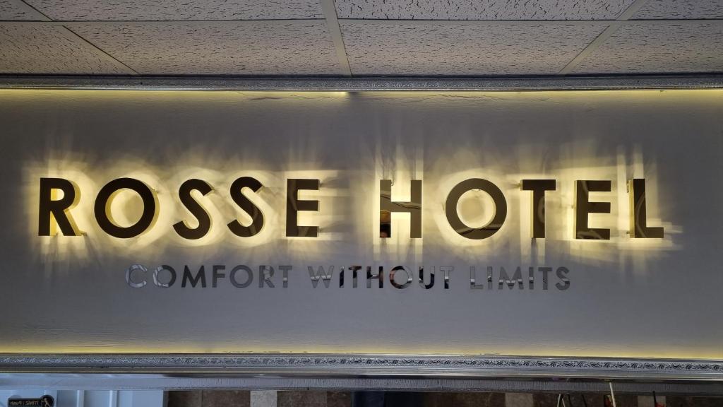 厄森尤特Rosse Hotel的墙上玫瑰酒店标志