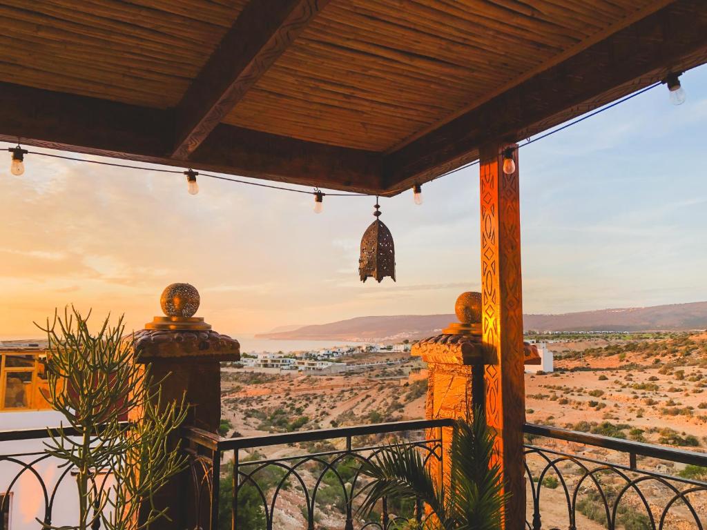 阿加迪尔Panorama Guesthouse的从房子的阳台上可欣赏到沙漠景色