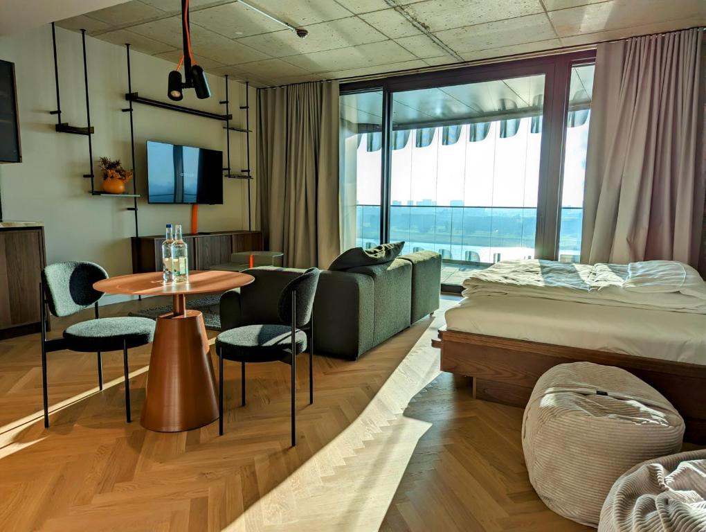 杜塞尔多夫The Zipper Hotel und Apartments的酒店客房配有一张床铺和一张桌子。