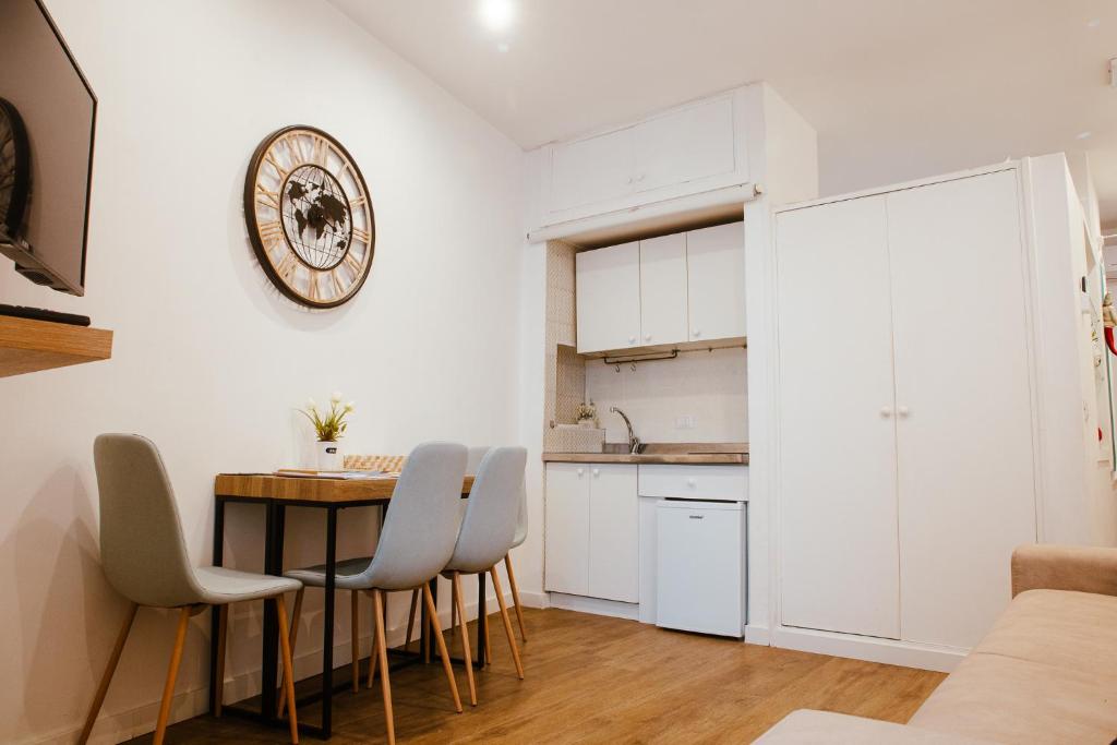 那不勒斯Serra Di Cassano Apartment的厨房以及带桌椅的用餐室。