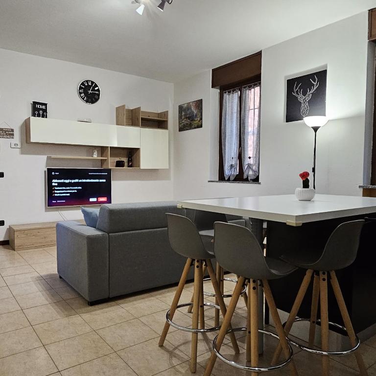 奥尔贾泰奥洛纳Casa Moderna Olgiate的厨房以及带桌子和沙发的客厅。