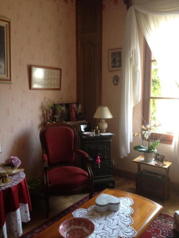 默兹河畔凡尔登Chambres D'Hôtes Des 3 Rois的客厅配有椅子和桌子