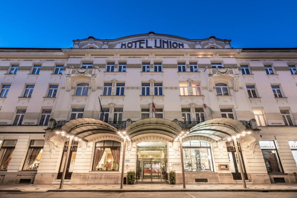 卢布尔雅那Grand Hotel Union Eurostars的林肯酒店前方的 ⁇ 染