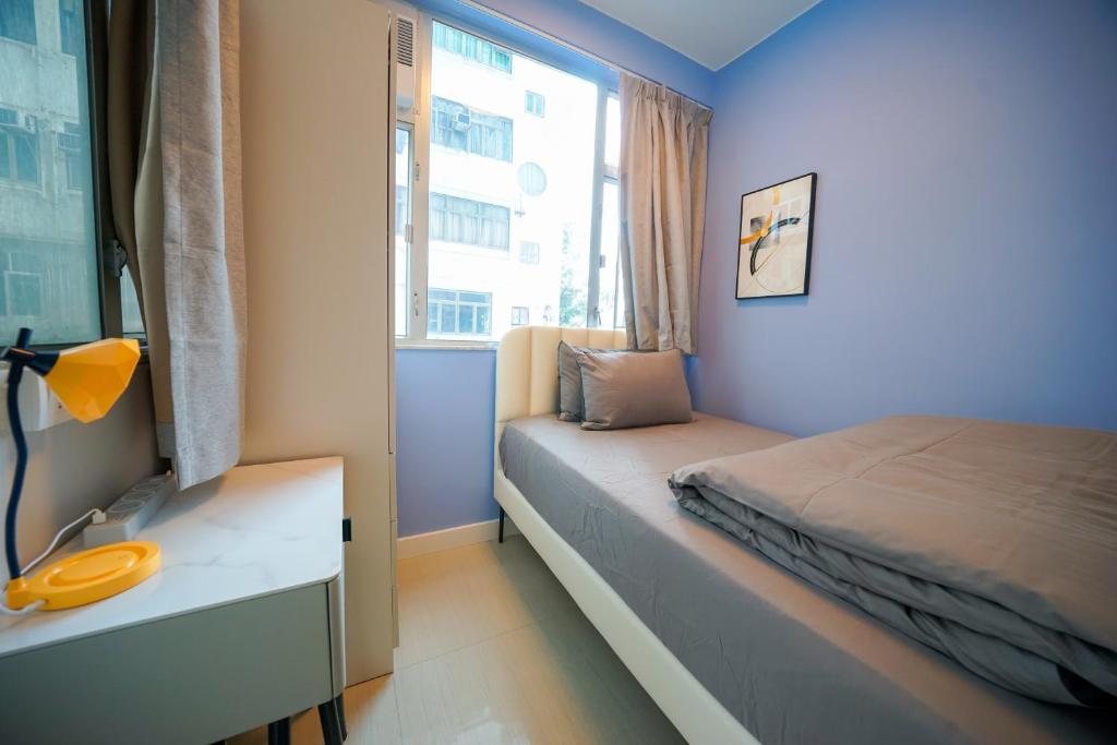 香港Student Accommodation - 276 Gloucester Road的一间小卧室,配有床和窗户