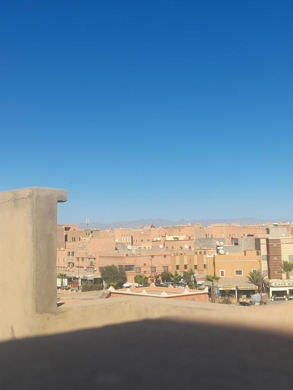 瓦尔扎扎特Appartement Sariq Ouarzazate的从大楼顶部可欣赏到城市美景