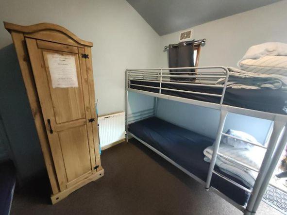 都柏林Fernando's place的一间小房间,配有双层床和一扇门