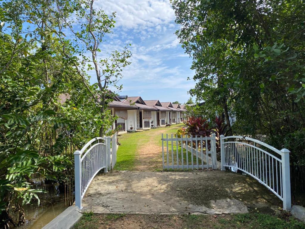 米瑞莎Bali Villa Mirissa的一排房子前面的白色围栏