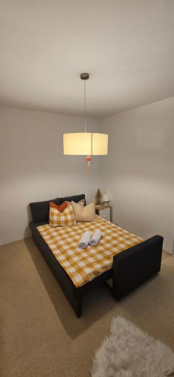格拉茨Apartment Waltendorf的一间卧室配有一张床,上面有两条毛巾
