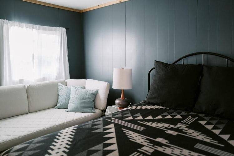 大熊湖2402 - Oak Knoll #3 cabin的客厅配有沙发和1张床
