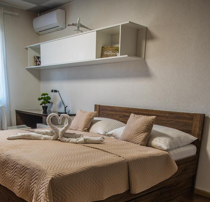 帕蒂赞斯克AeroCafe的一间卧室配有一张床铺,床上铺有天鹅毛巾