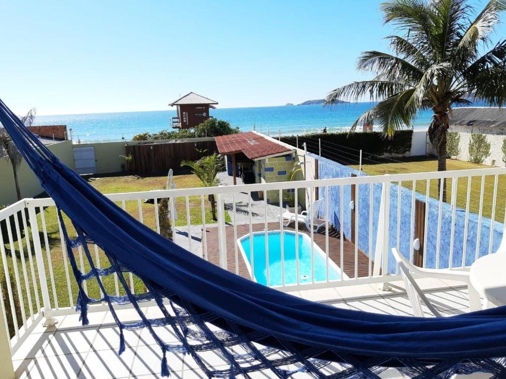 弗洛里亚诺波利斯Pousada Ingleses Beach的海景阳台上的吊床