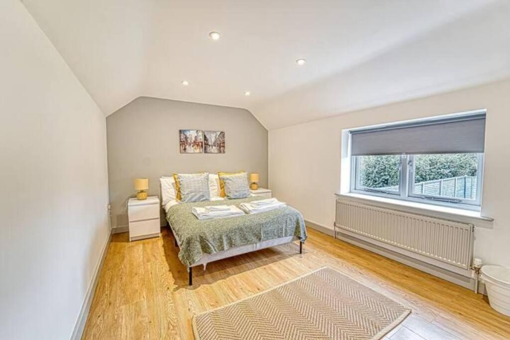 莱明斯特Guest Homes - Bridge Street Dwelling的一间卧室设有一张床和一个窗口