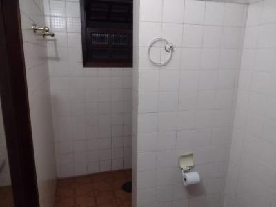 圣塞巴斯蒂安Hostel Recanto Caiçara的白色瓷砖浴室设有卫生纸饮水机