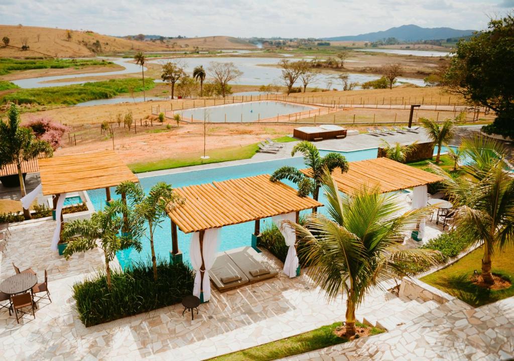 卡皮托利乌Hotel Chalé Capitólio的享有带游泳池的度假村的空中景致