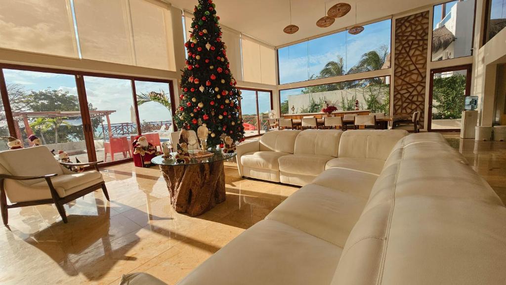 女人岛Villa Azul Maya的一个大客厅,里面装有圣诞树