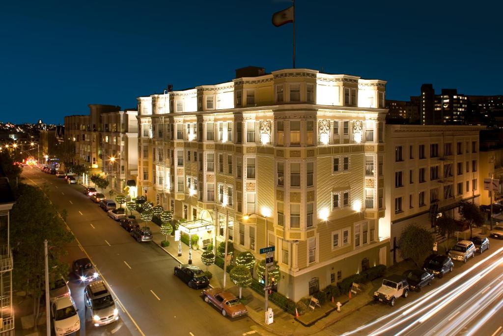 旧金山玛吉斯迪克酒店的夜行的街道上一座白色的大建筑