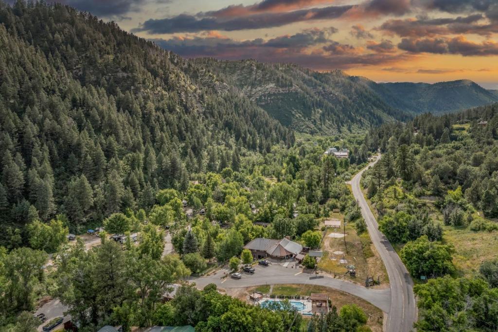 杜兰戈HTR Durango的森林中道路的空中景观