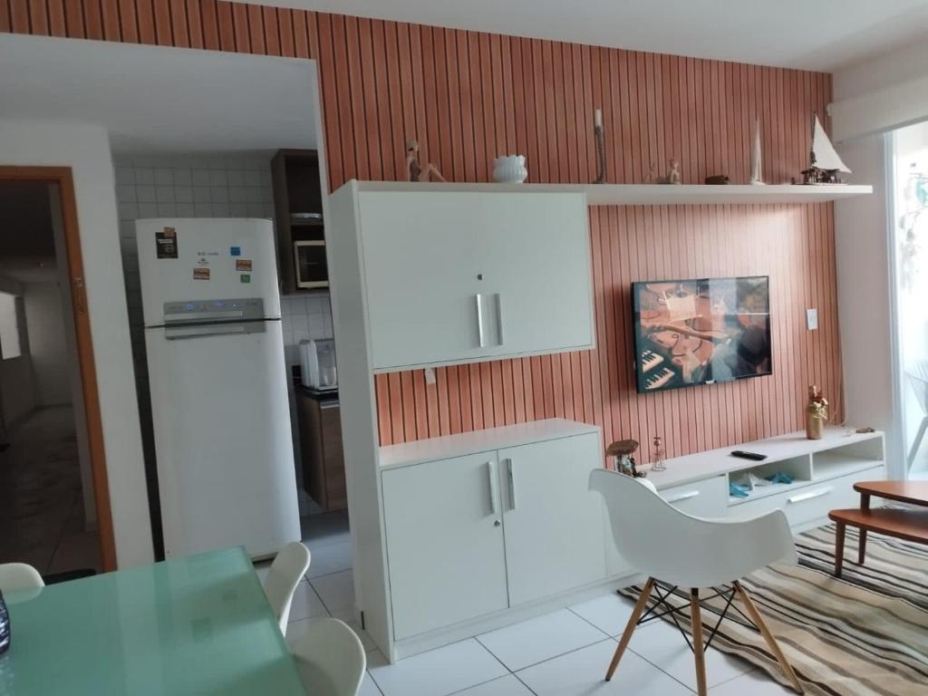 嘎林海斯港RESORT PALM VILLAGE - Muro ALTO, Porto DE GALINHAS的厨房配有白色橱柜和桌椅