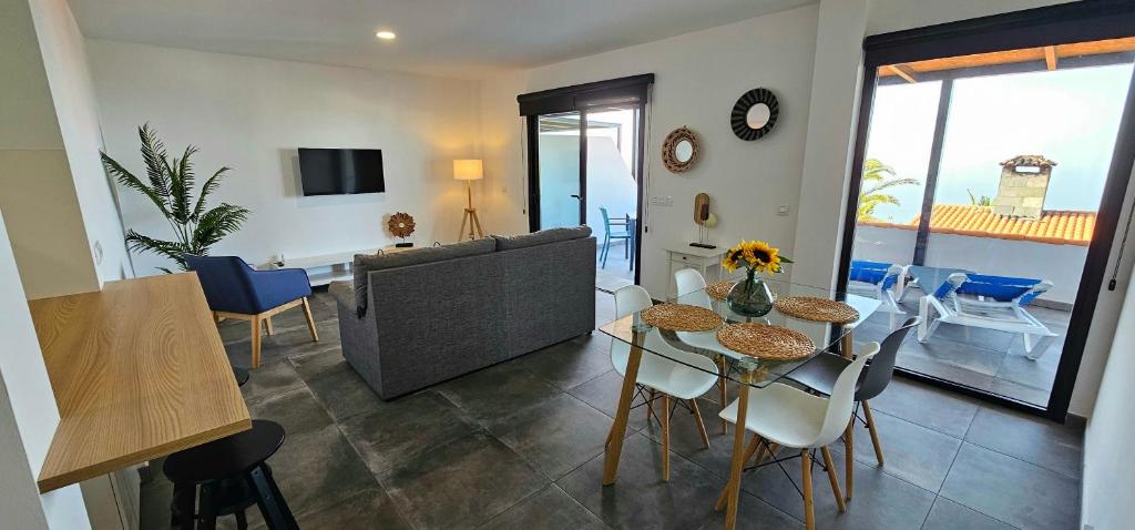 塔扎克蒂Las Norias Apartamentos & Grill的客厅配有沙发和桌椅