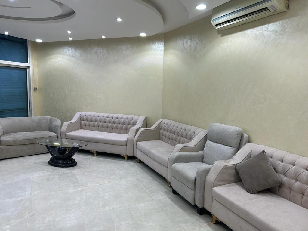 欧普尔شالية 3 غرف على شرم ابحر - جدة - السعودية的带沙发和桌子的等候室