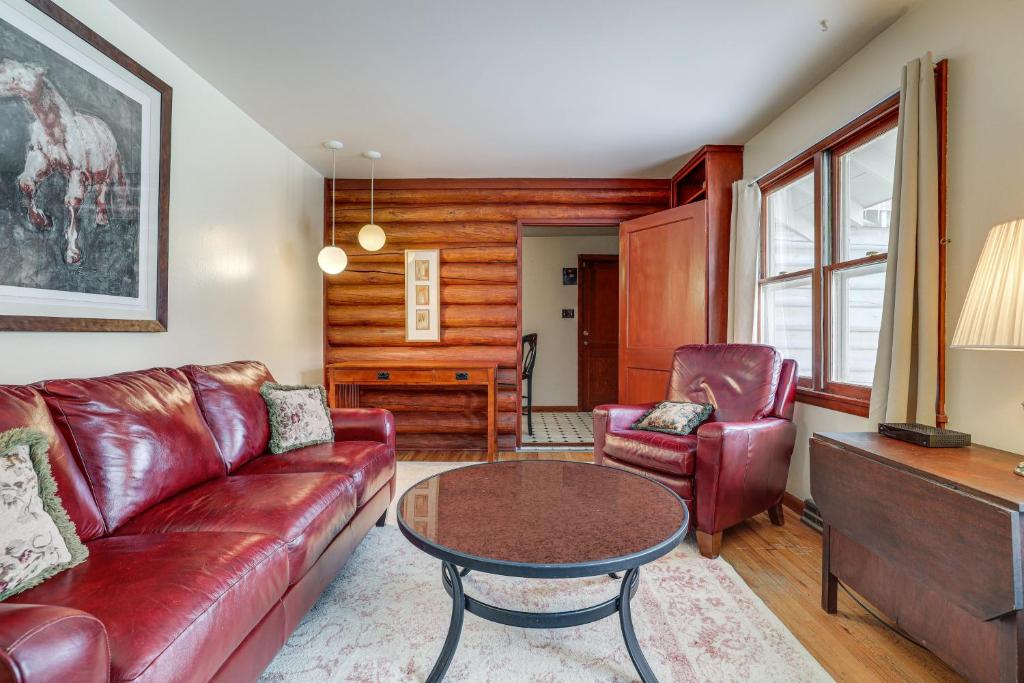 兰德Quiet Lander Cabin Rental on Quarter-Acre Land的客厅配有沙发和桌子