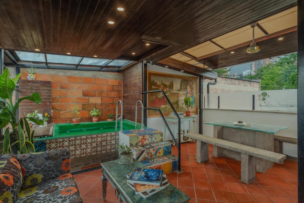 麦德林Casa Los Naranjos Hostal的客厅,带游泳池