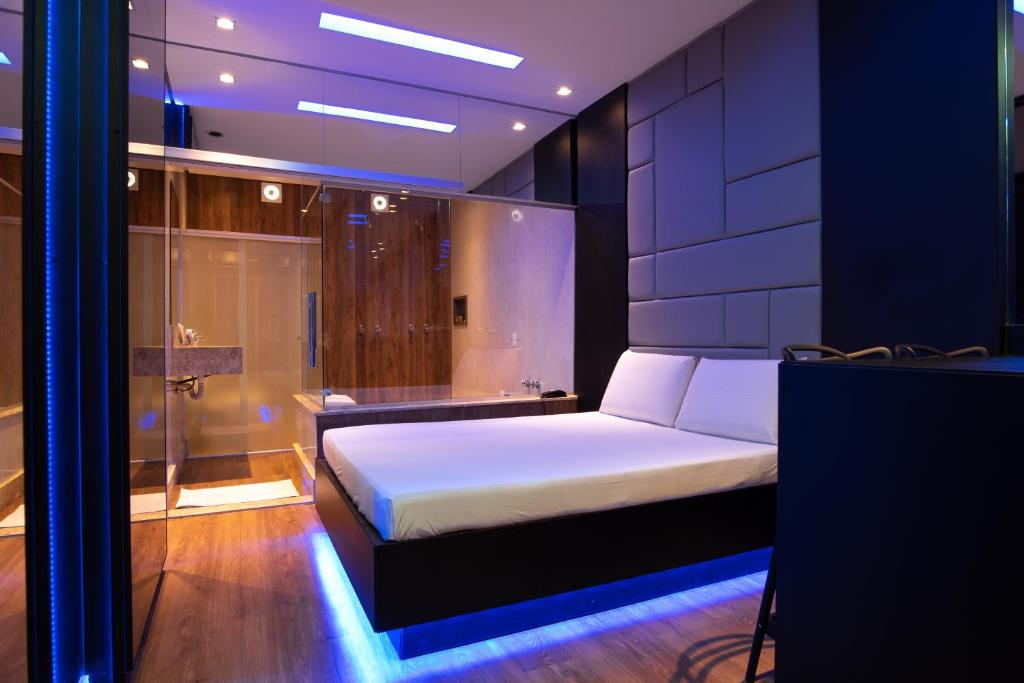 贝洛奥里藏特Motel Fantasy 1的一间卧室配有一张床和淋浴