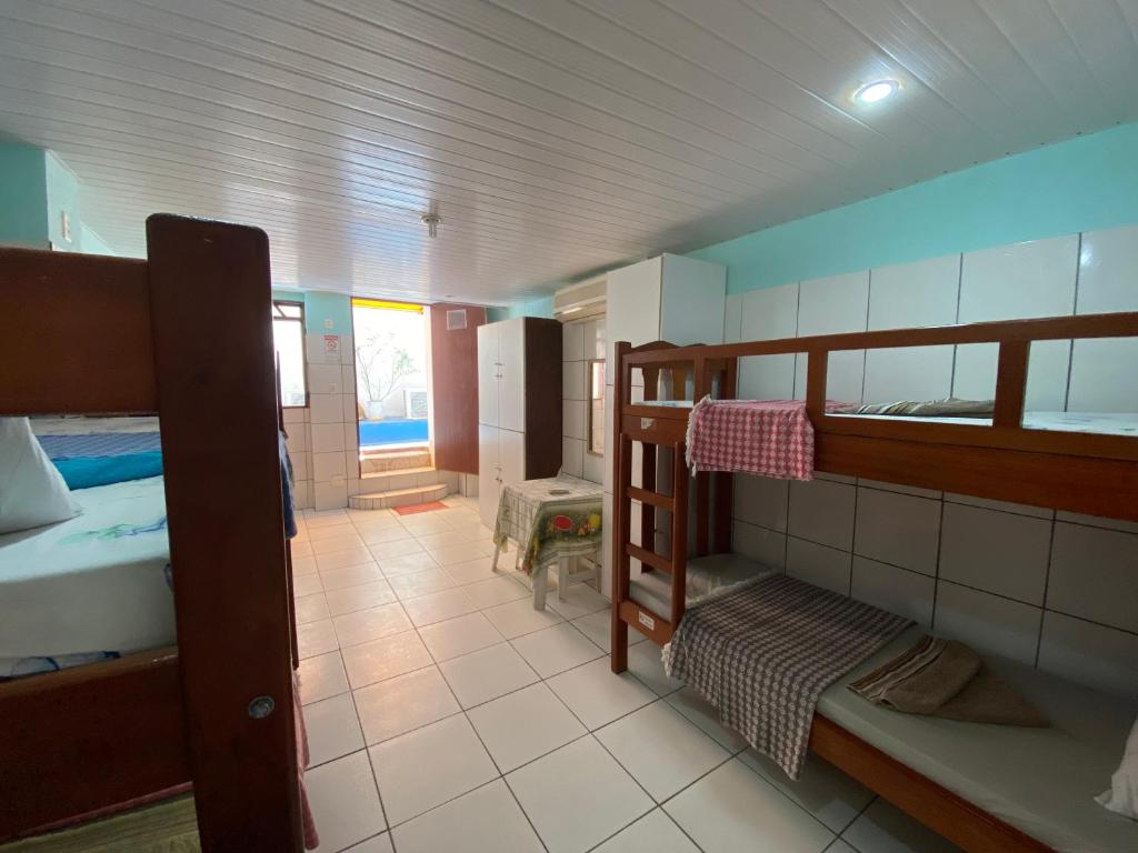 萨尔瓦多A Casa dos Mestres的一间客房内配有两张双层床的房间