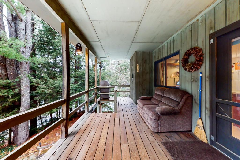 布朗斯维尔Alpine Bliss的木甲板上带椅子的门廊