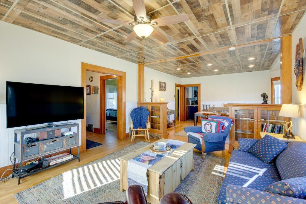 雷德洛治Downtown Red Lodge Home - 8 Mi to Skiing!的带沙发和电视的客厅