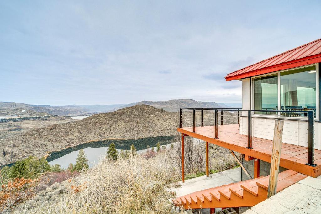 Grand CouleeCozy Grand Coulee Home with Deck and Views!的一座享有湖景的山丘房屋