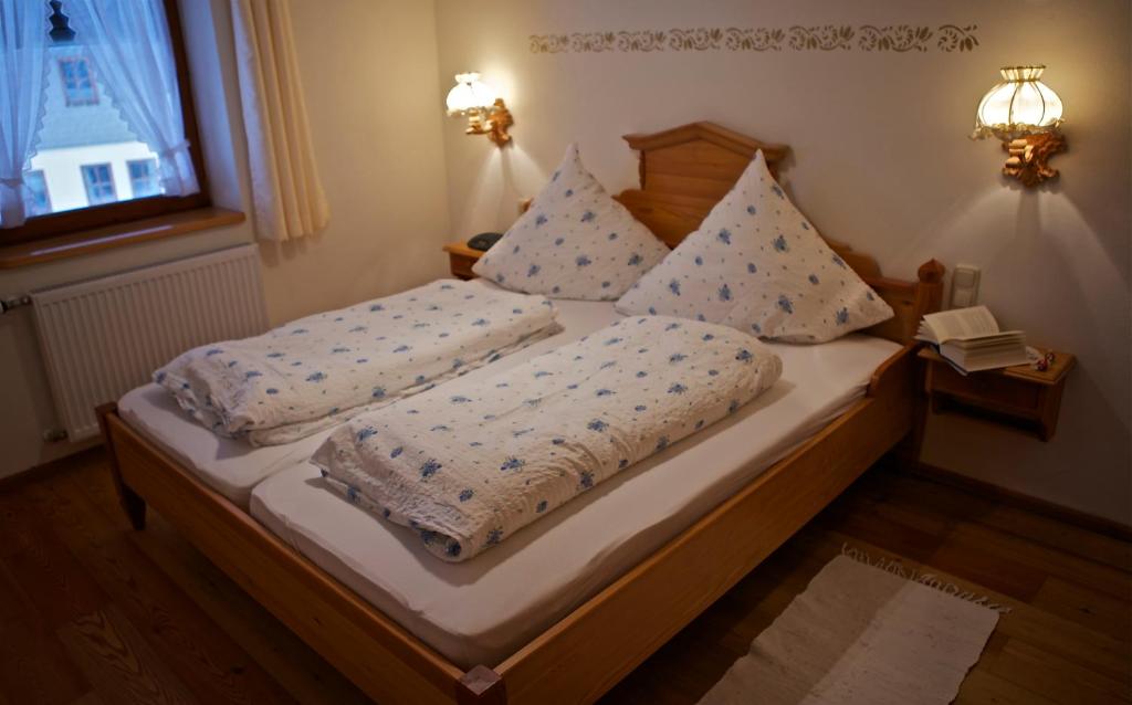 鲁波尔丁Dandl-Hof的一间卧室配有一张带两个枕头的床