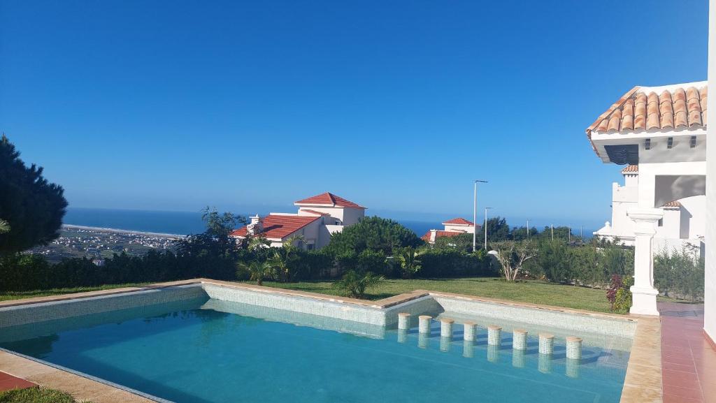 丹吉尔villa star hill Tanger的房屋前的游泳池