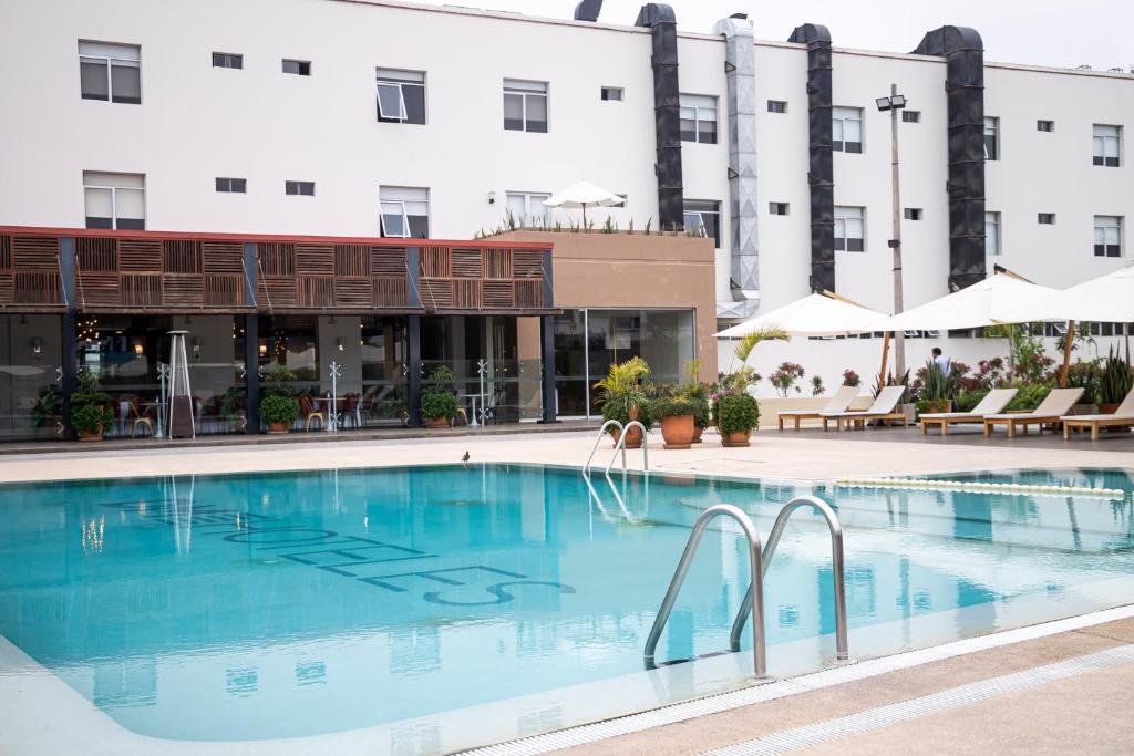 塔克纳DM Hoteles Tacna的酒店前方的大型游泳池