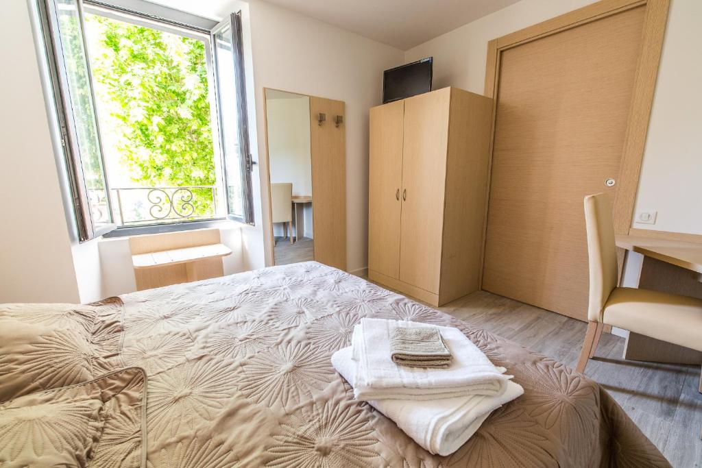 AlbertacceA Sant'Anna的一间卧室配有一张床,上面有两条毛巾